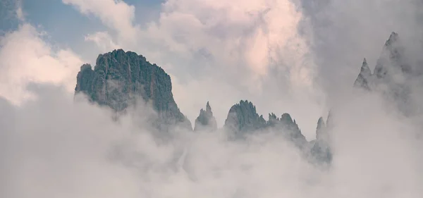 Montagnes Dolomite Rocheuses Couvertes Nuages Brouillard Dans Région Tre Cime — Photo
