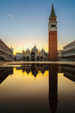Venedik, İtalya 'da Gündoğumu sırasında St. Mark Meydanı ve Bazilika.