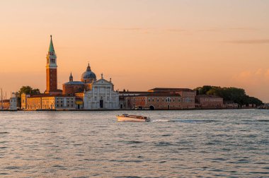 İtalya, Venedik 'te Güzel Gün Doğumu sırasında San Giorgio Maggiore Kilisesi.