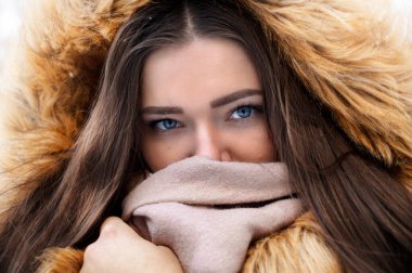 Güzel esmer, mavi gözlü, kış boyunca yakın planda, kaşkollü, yarı suratlı..