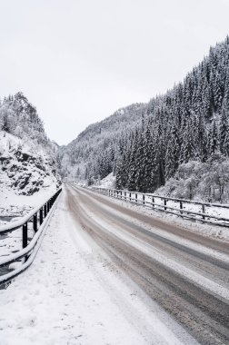 Odda 'da soğuk kış sırasında Latefossen Şelalesi yakınlarındaki Grnsdalslona Nehri
