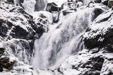 Norveç, Odda 'da soğuk kış boyunca Latefossen Şelalesi detayları