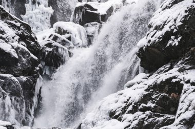 Norveç, Odda 'da soğuk kış boyunca Latefossen Şelalesi detayları