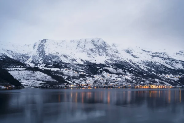 Kış manzarası, sabah Odda, Norveç 'te şehir ve dağlar arka planda