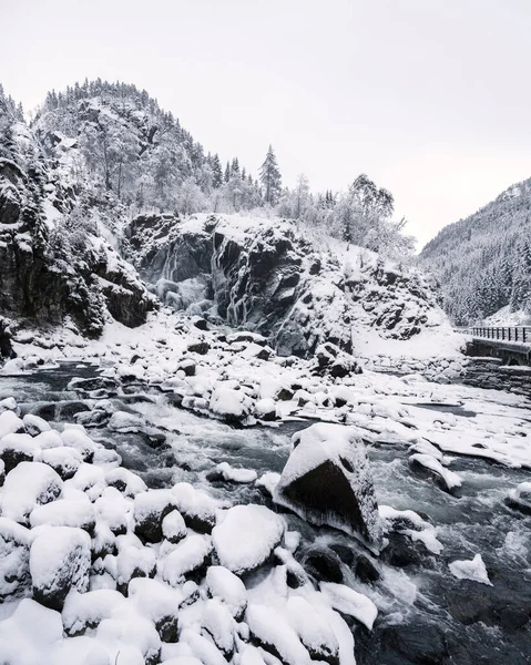 Fluss Grnsdalslona Der Nähe Des Latefossen Wasserfalls Kalten Winter Odda — Stockfoto