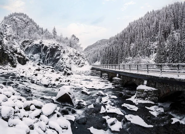 Río Grnsdalslona Cerca Cascada Latefossen Durante Frío Invierno Odda —  Fotos de Stock