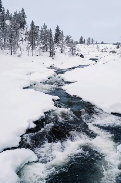 Pequeño Río Las Montañas Nevadas Noruegas Durante Invierno — Foto de Stock