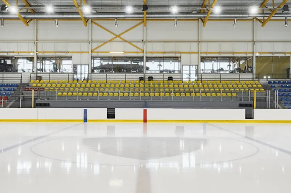 Kapalı alanda buz hokeyi sahası, hokey sahası.