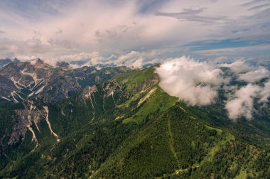 İtalya 'daki Dolomitlerin hava görüntüsü. Helikopterden kaçırılmış.