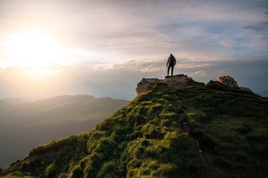 İtalya, Alps 'te gün batımında Dolomite Dağı' nda duran sırt çantalı gezgin..
