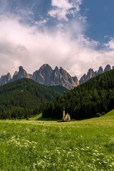 Italië Zuid Tirol Scenic View Church Saint John Ranui Gruppo — Stockfoto