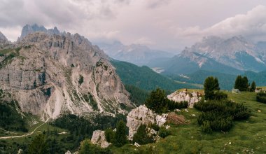 Yaz boyunca Kuzeydoğu İtalya 'nın seksi Dolomitleri