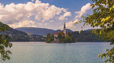 Bled Gölü ve Tarihi Kilise tekneyle ulaşılabilen bir adada sakin ve resim gibi bir yerde..