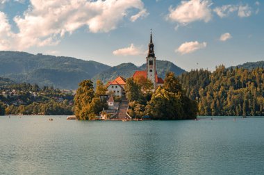 Bled Gölü ve Tarihi Kilise tekneyle ulaşılabilen bir adada sakin ve resim gibi bir yerde..