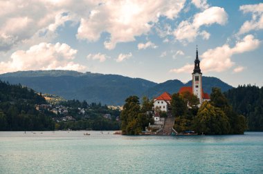 Bled Gölü ve Tarihi Kilise tekneyle ulaşılabilen bir adada sakin ve resim gibi bir yerde..