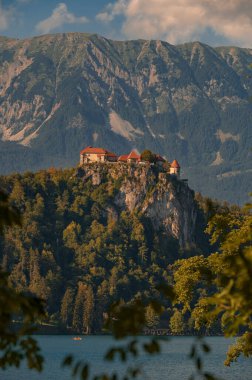 Slovenya 'nın Bled şehrinin üzerine inşa edilmiş, Bled Gölü' ne bakan bir dağın tepesine Kanlı Kale.