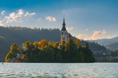 Bled Gölü ve Tarihi Kilise tekneyle ulaşılabilen bir adada sakin ve resim gibi bir yerde..