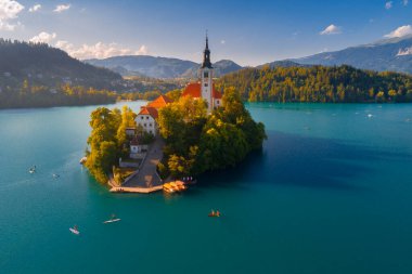 Bled Gölü 'nün ve tarihi kilisenin havadan görünüşü tekneyle ulaşılabilen bir adada sakin, resim gibi bir yerde..