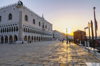 Venedik, İtalya - 28 Temmuz 2021: Venedik sokakları, gün doğumunda