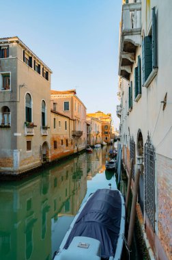 Venedik, İtalya - 28 Temmuz 2021: Venedik, İtalya 'da tekne ve gondollu kanallar daraldı