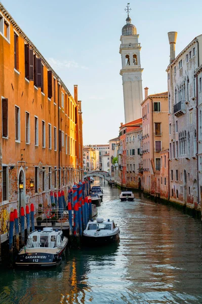 Venise Italie Juillet 2021 Canaux Étroits Avec Bateaux Gondoles Venise — Photo