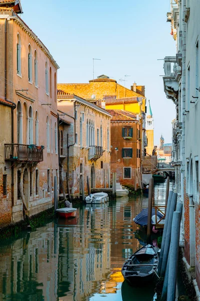 Venise Italie Juillet 2021 Canaux Étroits Avec Bateaux Gondoles Venise — Photo