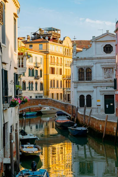 Venise Italie Juillet 2021 Canaux Étroits Avec Bateaux Gondoles Venise — Photo