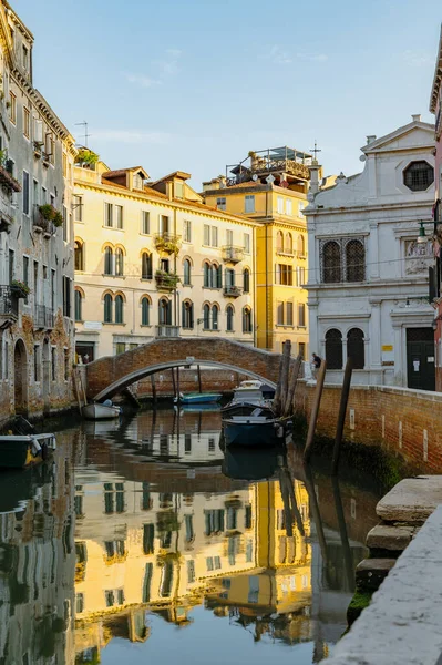 Venise Italie Juillet 2021 Canaux Étroits Avec Bateaux Gondoles Venise — Photo