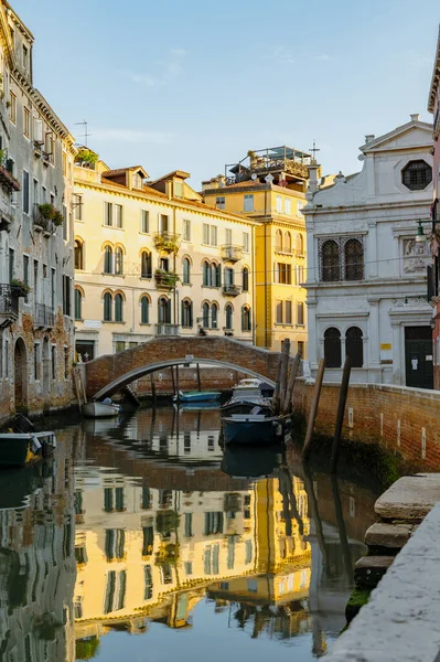 Venecia Italia Julio 2021 Canales Estrechos Con Barcos Góndolas Venecia — Foto de Stock
