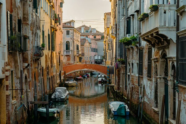 Venedig Italien Juli 2021 Enge Kanäle Mit Booten Und Gondeln — Stockfoto