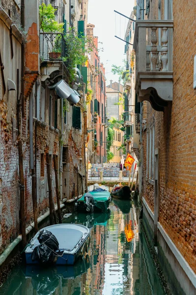 Venise Italie Juillet 2021 Canaux Étroits Avec Bateaux Gondoles Venise — Photo