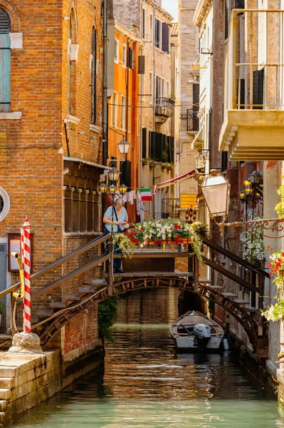 Venise Italie Juillet 2021 Canaux Étroits Avec Bateaux Gondoles Venise — Photo