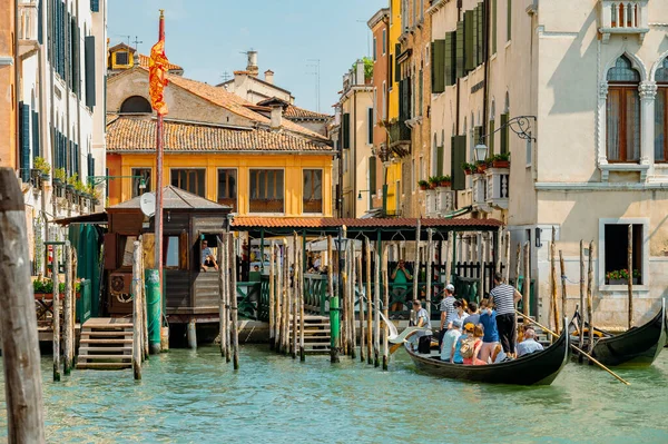 Venise Italie Juillet 2021 Canaux Étroits Avec Bateaux Gondoles Venise — Photo