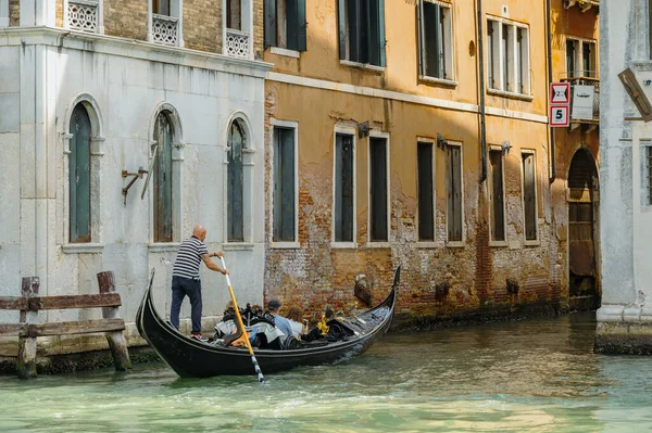 Venise Italie Juillet 2021 Canaux Étroits Avec Bateaux Gondoles Venise — Photo