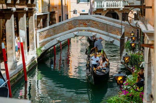 Venise Italie Juillet 2021 Canaux Étroits Avec Bateaux Gondoles Venise — Photo