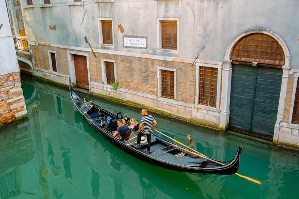 Venise Italie Juillet 2021 Canaux Étroits Avec Bateaux Gondoles Venise — Photo