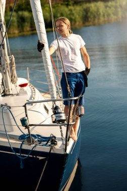 Baltık Denizi 'nde gün batımında yattaki erkekler