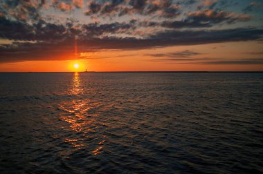 Baltık Denizi 'nde gün batımı, yattan manzara