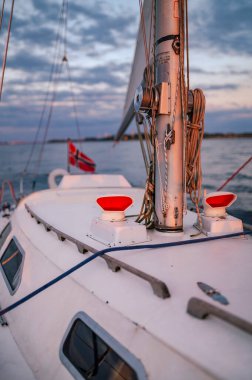 Baltık Denizi 'nde Günbatımında Denizde Yat