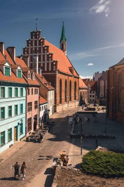 Old Riga 'daki güzel mimari, güneşli bahar gününde