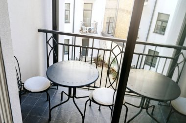 Güzel, parlak, lüks apartman balkonu detayları.