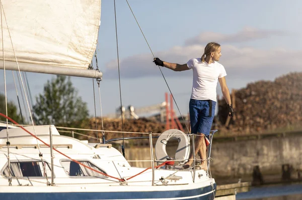 Baltık Denizi 'nde gün batımında yattaki erkekler