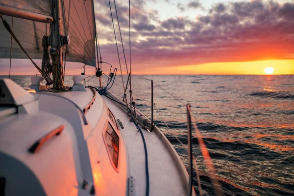 Jachta Moři Během Západu Slunce Baltském Moři — Stock fotografie