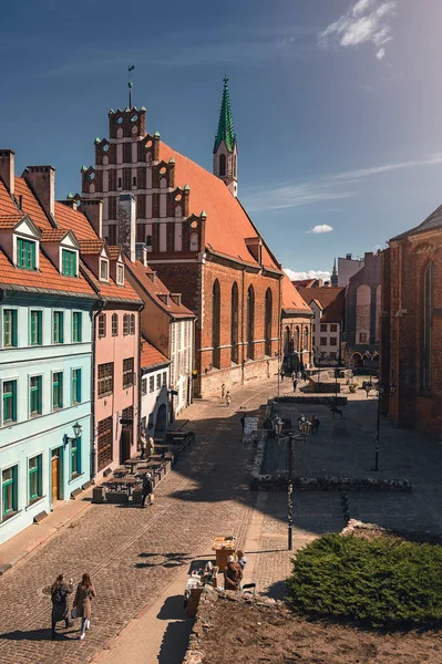 Old Riga 'daki güzel mimari, güneşli bahar gününde