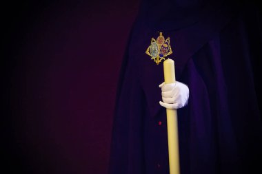 Kardeşlikler dini imgelerini tören alayında çıkarırlar, kardeşler onlara eşlik etmek için tövbekar gibi giyinirler. Paskalya, Kutsal Hafta.