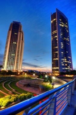 binanın arkasında parlayan gündoğumu