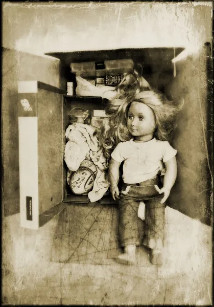 Een oude pop in een kartonnen doos Rechtenvrije Stockafbeeldingen