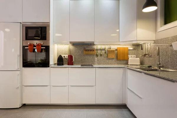 Stilvolles Interieur einer modernen Küche mit Marmortischplatte und Haushaltsgeräten. — Stockfoto