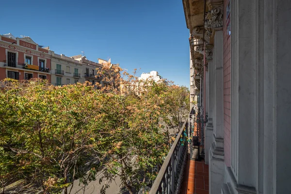 Vista desde el balcón de la calle de Barcelona en el barrio del Eixample en el soleado día de verano en España —  Fotos de Stock