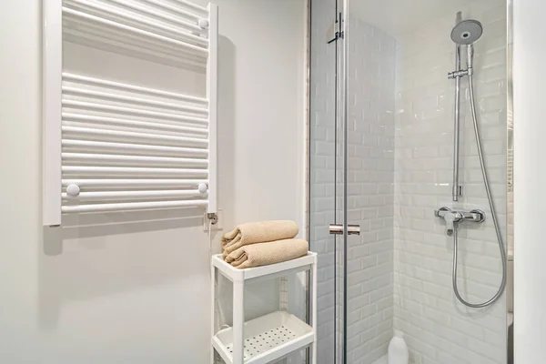 Belső tér fehér fürdőszoba zuhanyzóval zóna és törölköző fűtőberendezés — Stock Fotó